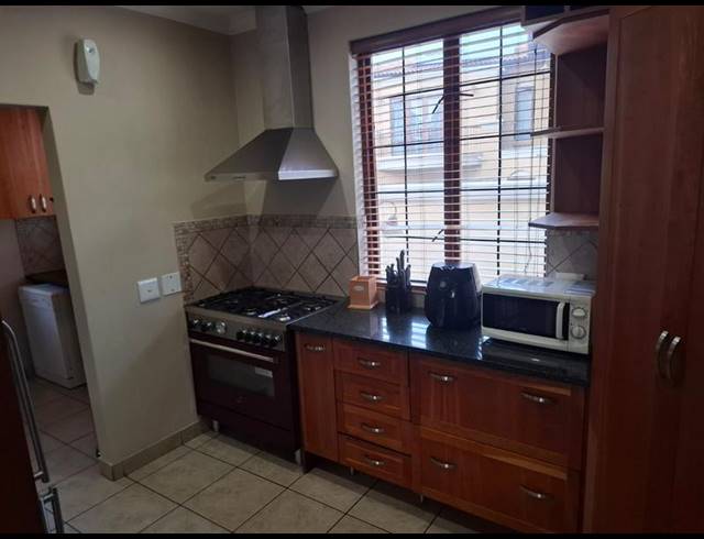 4 BEDROOM PROPERTY TO RENT IN LYNNWOOD MANOR